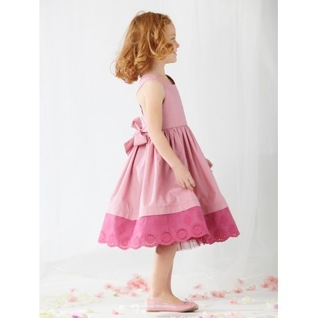 Kleid mit  Lochstickerei