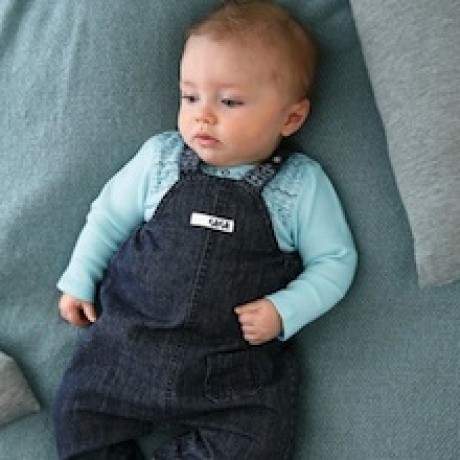 Set aus Baby Body und Latzjeans